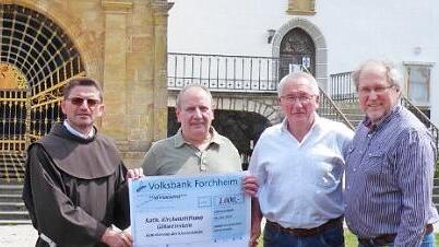 Bei der Spendenübergabe (v. l.) vor der Klosterkirche: Pfarrer Flavian Michali, Uwe Haase, Bernhard Haas und Georg Lang.  Foto: Thomas Weichert