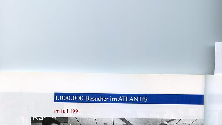 Heidi Kuban aus Veitsbronn wurde im Juli 1991 überrascht: Die 22-Jährige war die einmillionste Besucherin und erhielt ein Fahrrad. Bürgermeister Hans Lang (rechts), Betriebsleiter Wolfgang Schneider (links) und Georg Nagel empfingen die junge Frau, die sich als begeisterter Atlantis-Fan bezeichnete.  Foto: privat