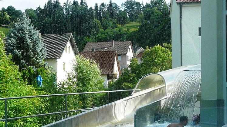 Das leicht salzhaltige Wasser des Juramar in Pottenstein belebt und entspannt beim Baden. Foto: Tourismusbüro Pottenstein