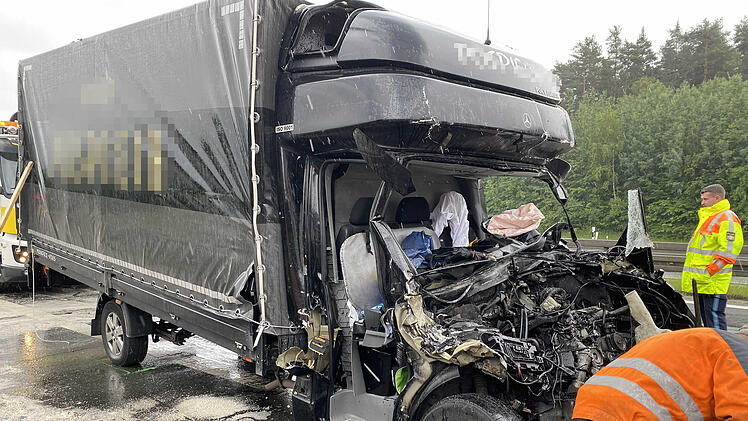 Tödlicher Unfall am Stauende: Fahrerkabine fängt Feuer