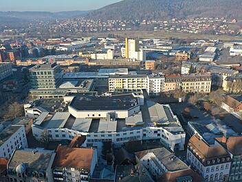 Grüne Oase oder ein Nutzungsmix mit Grünflächen und Wohnbebauung? Die Visionen von der künftigen Nutzung des Kaufplatz-Areals könnten nicht unterschiedlicher sein. Foto: Ingo Bär
