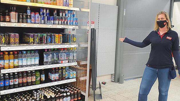 Briefe statt Getränke - Andrea Schwalb zeigt den zukünftigen Platz für der Post im Rewe-Getränkemarkt.