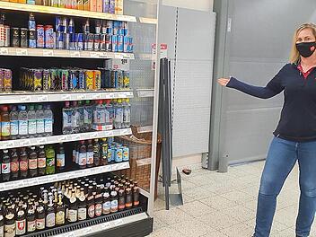 Briefe statt Getränke - Andrea Schwalb zeigt den zukünftigen Platz für der Post im Rewe-Getränkemarkt.