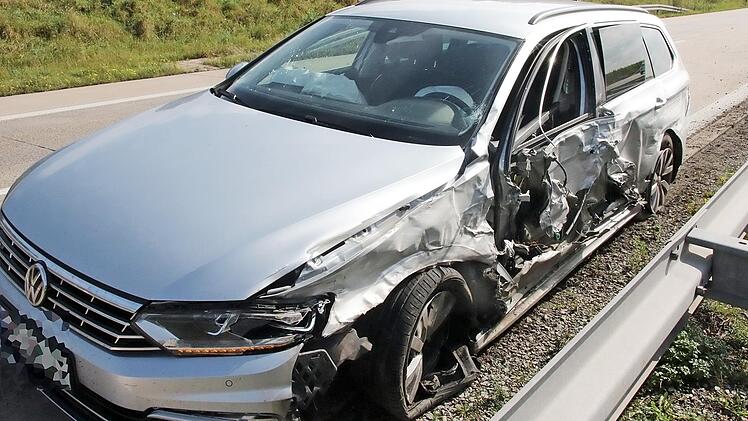 Demoliert wurde auch der VW Passat des 32-J&auml;hrigen aus Lichtenfels, der den Kia mit hoher Geschwindigkeit streifte.