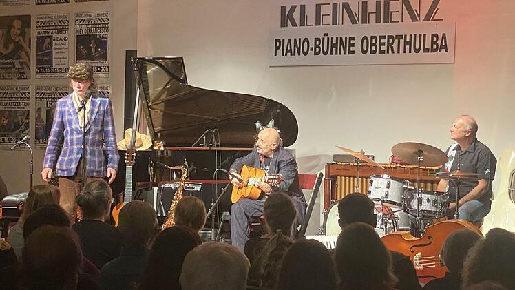 Helge Schneider mit Thomas Alkier am Schlagzeug und Sandro Giampietro an der Gitarre. Foto: Peter Kleinhenz