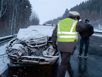 Schnee und Glätte sorgen für Chaos in Franken: Etliche Unfälle, mehrere Verletzte