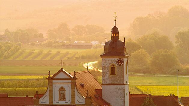Sommerach, ein historisch gewachsener Weinort mit rund 1.400 Einwohnern, liegt an der s&uuml;dlichen Mainschleife auf der romantischen Weininsel. Kirche in der Abendd&auml;mmerung Sommerach | Fr&auml;nkisches Weinland Bildnummer: fwl_0532 &copy; FrankenTourismus/FWL/Hub