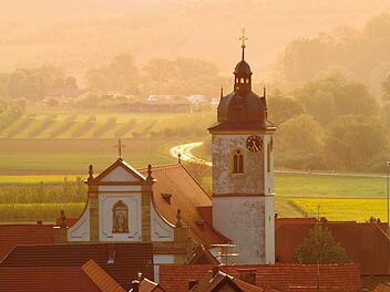 Sommerach, ein historisch gewachsener Weinort mit rund 1.400 Einwohnern, liegt an der s&uuml;dlichen Mainschleife auf der romantischen Weininsel. Kirche in der Abendd&auml;mmerung Sommerach | Fr&auml;nkisches Weinland Bildnummer: fwl_0532 &copy; FrankenTourismus/FWL/Hub