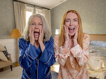 "Freakier Friday" Zwischen Jamie Lee Curtis (links) und Lindsay Lohan entstand bei den Dreharbeiten zu "Freaky Friday" eine enge Freundschaft, über 20 Jahre später standen sie nun für das Sequel "Freakier Friday" erneut gemeinsam vor der Kamera.