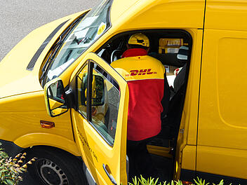 DHL-Paketbote (Symbolbild)