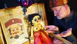 Thomas Glasmeyer mit seiner "Shahrasad", der es in "1001 Nacht" gelingt, einen gehörnten  Monarchen zu fesseln und wieder von der Liebe zu überzeugen.  Foto: Theatersommer