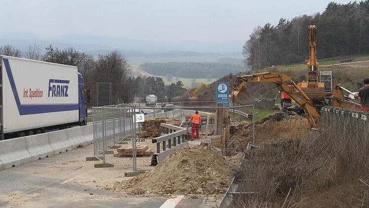 Auch in Höhe des Autobahndreiecks Bayreuth/Kulmbach sind Abbrucharbeiten im Gang.