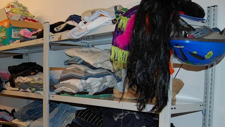 Im Lager des Rotkreuzladens