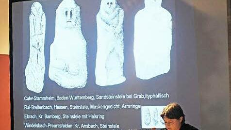 Doris Mischka vermutet, dass die aufgestellten Steine des Kosbacher Altars einst verstorbene Personen darstellten.