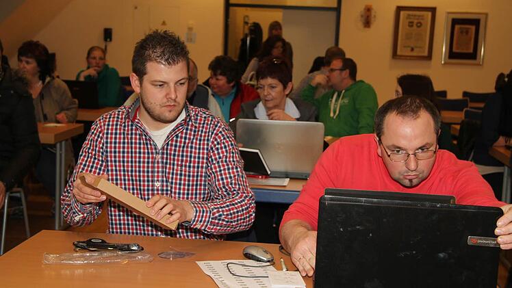 Dominik Gradel und Alexander Weiß übernehmen den Auszähl-Job gerne