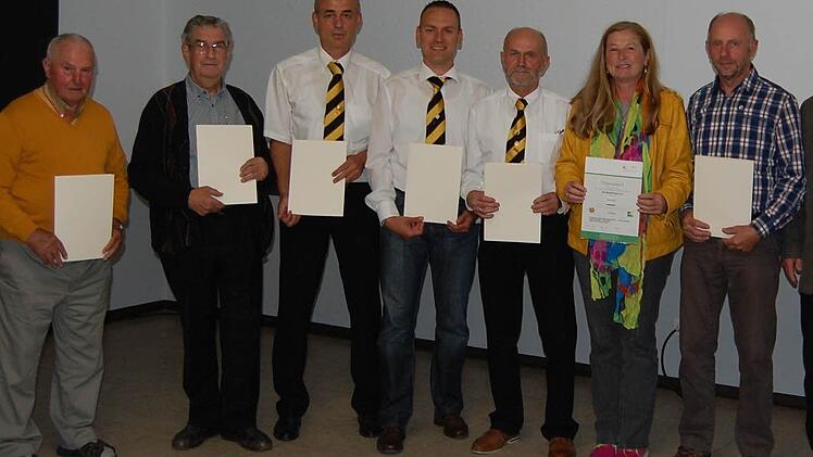 Ehrungen des BLSV (von links): Erwin Geis, Günther Straub II, Michael Schmitt, Mario Götz, Reinhold Schmitt, Erika Felbinger und Karlheinz Rost. Foto: Günther Straub