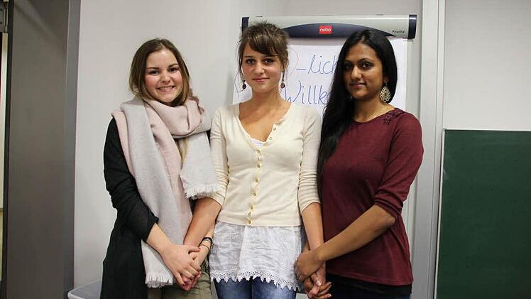 Linda Götz, Ulrike Pozimski und Nidhila Thayalan (von links) sind drei der 47 Studentinnen, die sich für das "Praxisprojekt Frauennotruf" eingeschrieben haben. Foto: Helke Renner