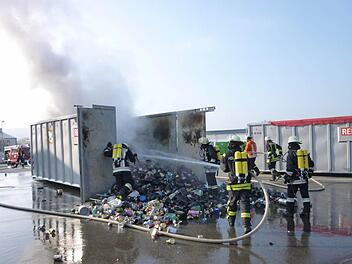 In einem Container war Recyclingmaterial in Brand geraten. Foto: Stefan Wicklein