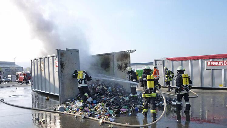 In einem Container war Recyclingmaterial in Brand geraten. Foto: Stefan Wicklein