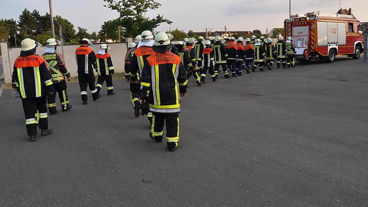 Zu Ehren von Hermann Gummerum zogen die Staffelsteiner Feuerwehrleute ihre Einsatzkleidung an und marschierten hinter einem Löschfahrzeug her auf den Hof, um zur Verabschiedung ein Spalier zu bilden. Foto: Matthias Einwag