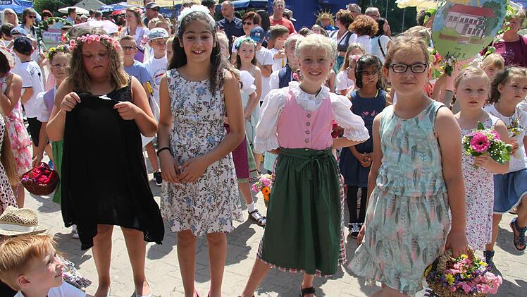 Die Mädchen hatten die schönsten Kleider und Dirndl angezogen. Foto: Sonny Adam
