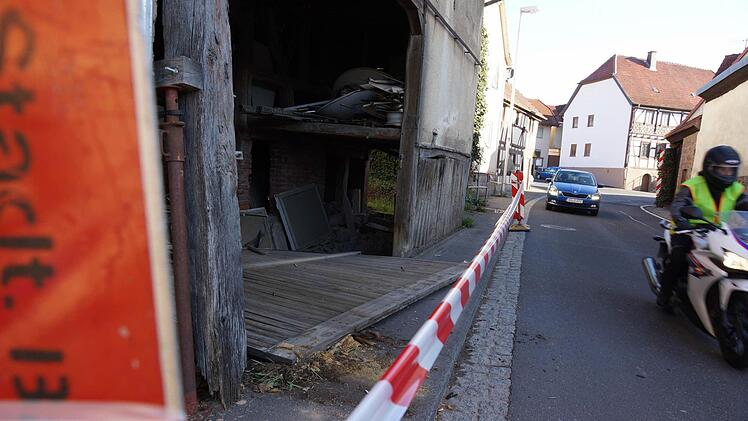 Im April bricht das Tor der Scheune aus der Verankerung. Foto: Archiv/Arkadius Guzy
