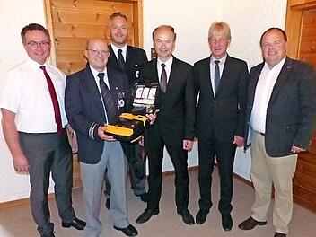 Der Helmbrechtser Bürgermeister Stefan Pöhlmann, Lothar Scheler und Yves Wächter vom BRK Gösmes-Walberngrün, Ralph Goller und Peter Grindt von der Raifeisenbank Oberland und der Grafengehaiger Bürgermeister Werner Burger (von links) bei der Übergabe des neuen Defibrillators Foto: Klaus-Peter Wulf