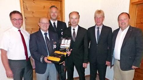 Der Helmbrechtser Bürgermeister Stefan Pöhlmann, Lothar Scheler und Yves Wächter vom BRK Gösmes-Walberngrün, Ralph Goller und Peter Grindt von der Raifeisenbank Oberland und der Grafengehaiger Bürgermeister Werner Burger (von links) bei der Übergabe des neuen Defibrillators Foto: Klaus-Peter Wulf