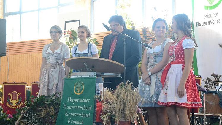 Ein Blickfang beim Kreiserntedankfest waren die Prinzessinnen und die Weinkönigin von Pressig, die Zweiter Bürgermeister Wolfgang Förtsch bei seinem Grußwort zur Seite standen und sich dann vorstellten.  K.- H. Hofmann