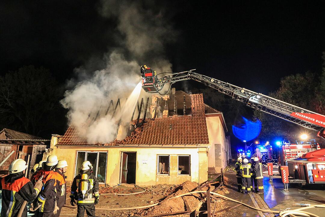 Aschbach: Während Renovierungsarbeiten - Dachstuhl in Flammen