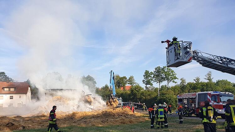 Scheunenbrand auf Bauernhof in Heilsbronn: Ein Bagger legt nach dem großen Feuer Glutnester frei. Foto: NEWS5 / Fechner