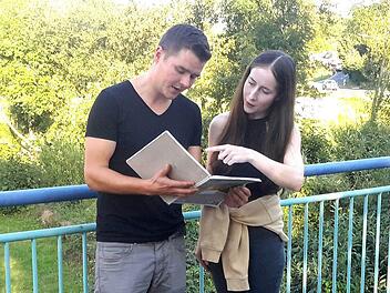 Referentin beim PWG-Stadtgespräch war die Stadtplanerin Katharina Heger (rechts). Kurz vor der Veranstaltung besprach sie mit dem Bad Brückenauer Vereinsvorsitzenden Jonathan Kirchner (links) noch einige Details zum Ablauf des Abends. Foto: Rolf Pralle