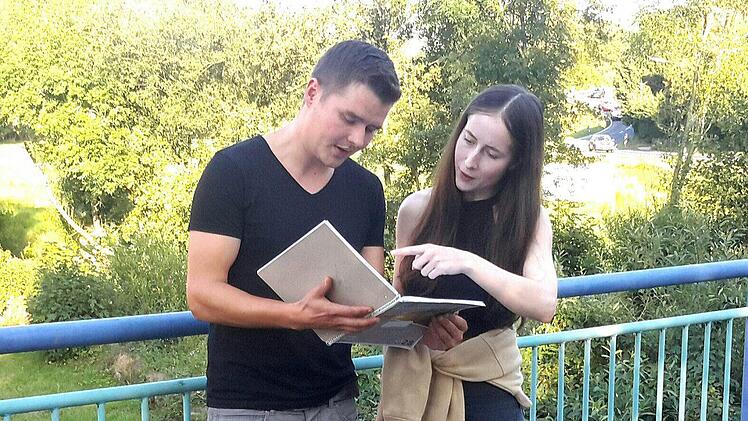 Referentin beim PWG-Stadtgespräch war die Stadtplanerin Katharina Heger (rechts). Kurz vor der Veranstaltung besprach sie mit dem Bad Brückenauer Vereinsvorsitzenden Jonathan Kirchner (links) noch einige Details zum Ablauf des Abends. Foto: Rolf Pralle