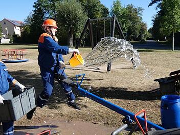 Die "Wasserwippe" war ein besonderer Spa&szlig;, galt es doch aus der H&ouml;he m&ouml;glichst viel Wasser in eine Tonne zu bef&ouml;rdern. Fotos: Christian Licha