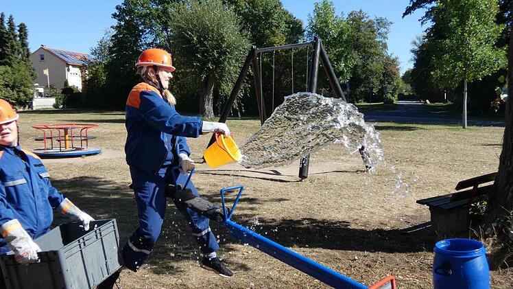 Die "Wasserwippe" war ein besonderer Spa&szlig;, galt es doch aus der H&ouml;he m&ouml;glichst viel Wasser in eine Tonne zu bef&ouml;rdern. Fotos: Christian Licha