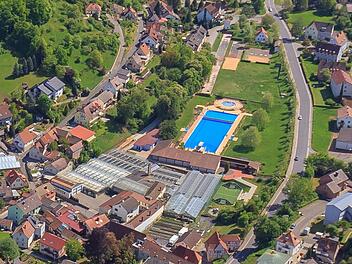 Die Maintalgemeinden sind bei der Suche nach einem Ersatz für das geschlossene Zeiler Hallenbad auf den Standort Eltmann gekommen.Ein Teil des Grüngeländes müsse weichen.  Ingo Bäuerlein