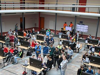 Je vier Gamer spielten an 16 Stationen. Foto: Hilmar Ruppert