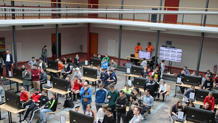 Je vier Gamer spielten an 16 Stationen. Foto: Hilmar Ruppert