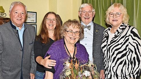 Renate und Leopold Frommelt feierten eiserne Hochzeit und freuten sich &uuml;ber die vielen Gl&uuml;ckw&uuml;nsche; im Bild gratulieren im Beisein ihrer Tochter Sabine, Dritte B&uuml;rgermeisterin Melita Braun (r.) und stellvertretender Landrat Helmut Fischer (l.)