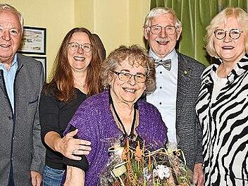 Renate und Leopold Frommelt feierten eiserne Hochzeit und freuten sich über die vielen Glückwünsche; im Bild gratulieren im Beisein ihrer Tochter Sabine, Dritte Bürgermeisterin Melita Braun (r.) und stellvertretender Landrat Helmut Fischer (l.)