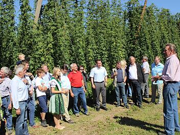 Hans Pingold (r.) führt durch seine Felder in Lilling.