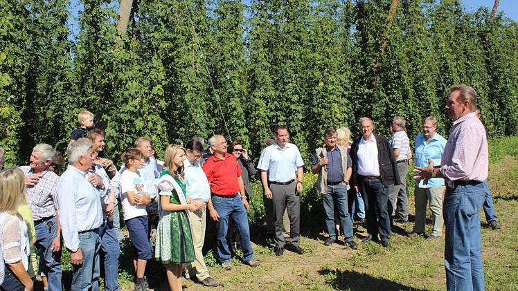Hans Pingold (r.) führt durch seine Felder in Lilling.