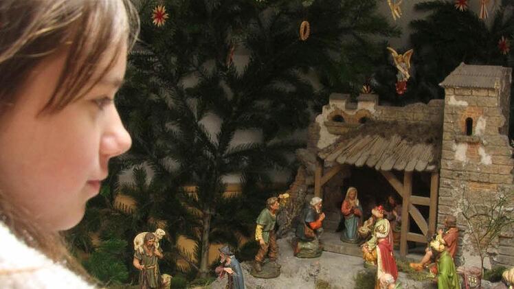 Michelle Kellner bestaunt die alte Krippe, die in den Jahren 1949 bis 1987 immer in der Wartenfelser Kirche zu sehen war.