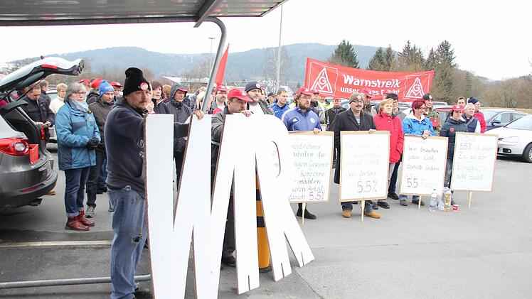 Die Valeo-Mitarbeiter protestierten auf dem Parkplatz des Unternehmens. Foto: Friedwald Schedel