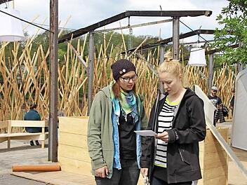 Alexandra Lüftner und Sabrina Hafner (von links) besprechen die nächsten Schritte. Fotos: Helke Renner
