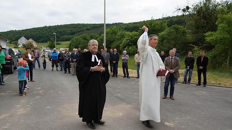 Pfarrer Philipp Klein und Pastoralreferent Dirk Rudolph segnen den RadwegFoto: Arkadius Guzy