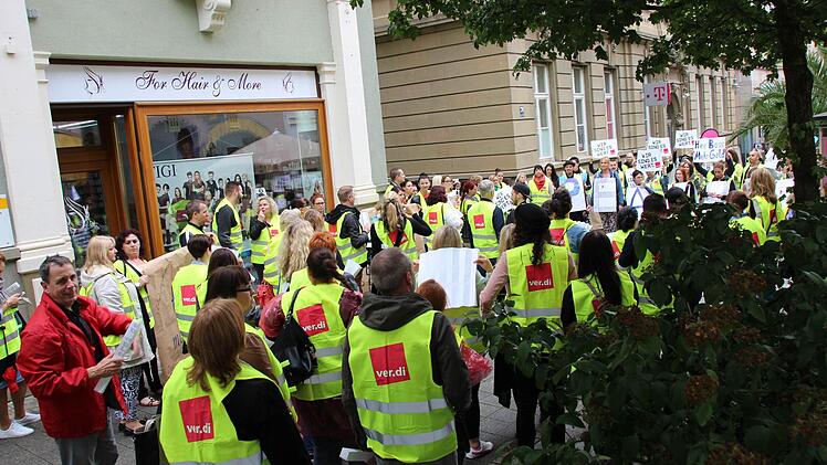 H&M Mitarbeiter protestieren in Bad Kissingen. Foto: Benedikt Borst