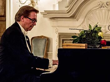 Hans-Dieter Bauer gestaltete einen Schumann-Abend im Kaisersaal von Kloster Banz. Foto: Jochen Berger