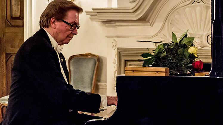 Hans-Dieter Bauer gestaltete einen Schumann-Abend im Kaisersaal von Kloster Banz. Foto: Jochen Berger