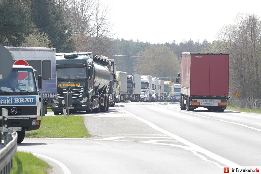 Der Lkw-Unfall auf der A3 sorgt für Verkehrschaos auf der B505